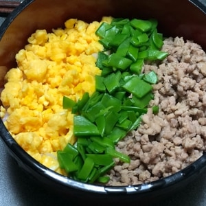 ♡挽肉と卵と絹さやで鮮やか♪お弁当にも簡単三食丼♡